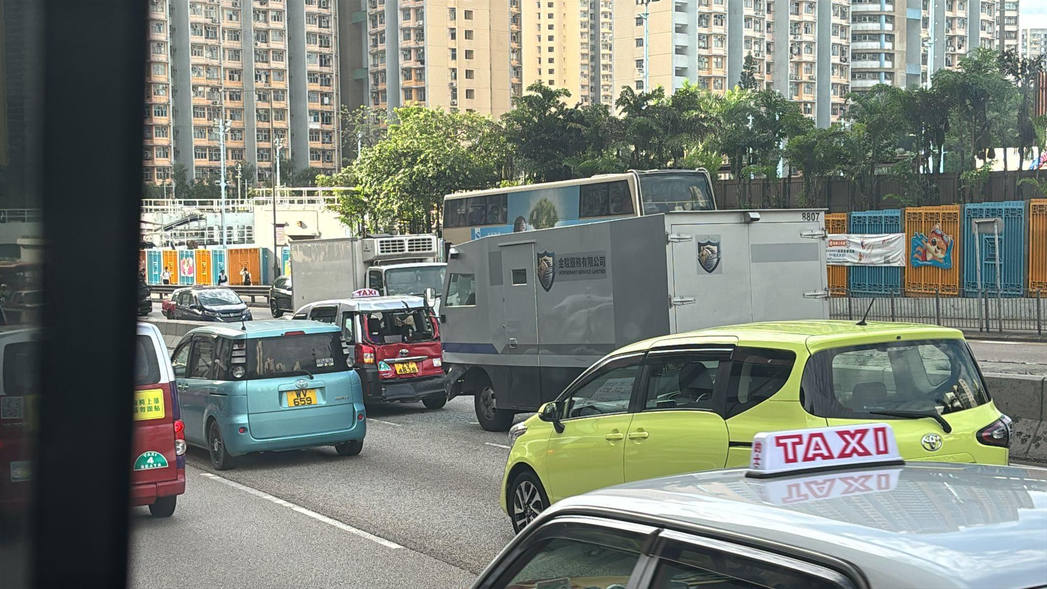 龍翔道3車相撞包括解款車，兩的士乘客頭暈不適。(馬路的事討論區)