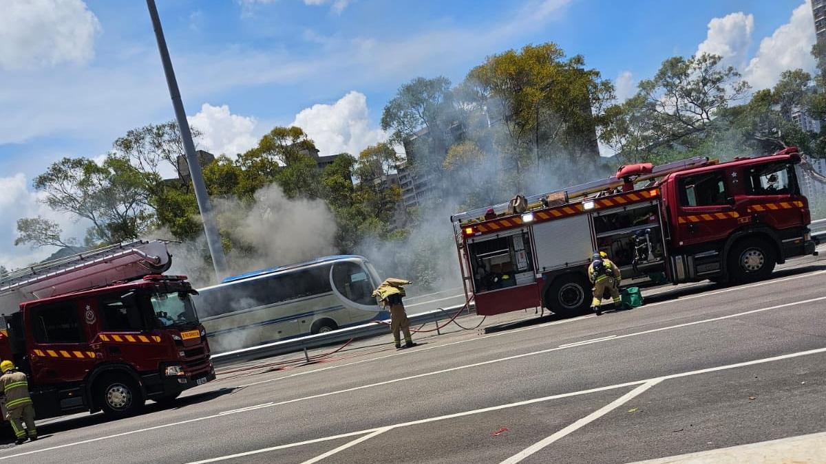 沙田有車輛發生火警。（fb「馬路的事 (即時交通資訊台)」圖片）
