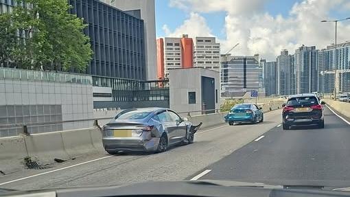 觀塘繞道發生「串燒」車禍。（fb「車cam L（香港群組）」圖片）