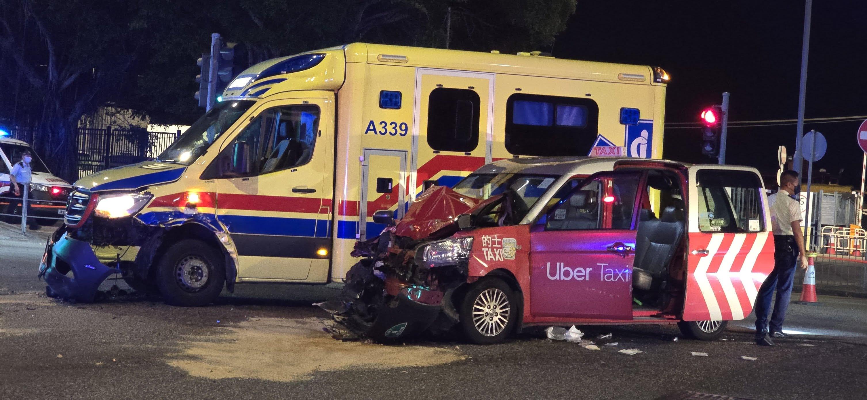 西環西祥街北堅尼地城泳池對開，周六（5月24日）晚上近8時，有的士與救護車相撞。(西環變幻時fb)
