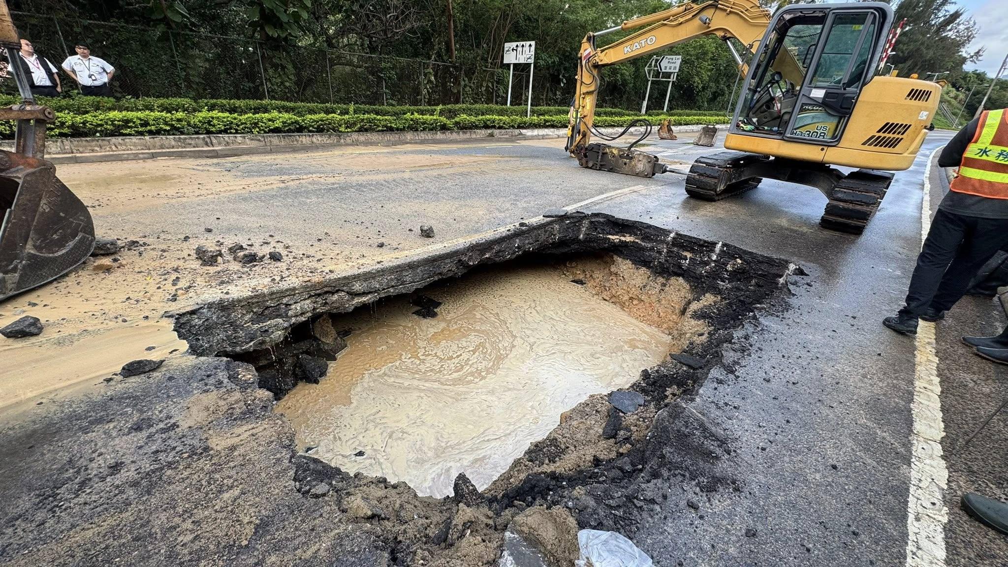 將軍澳環保大道爆水管。（fb「方國珊」圖片）