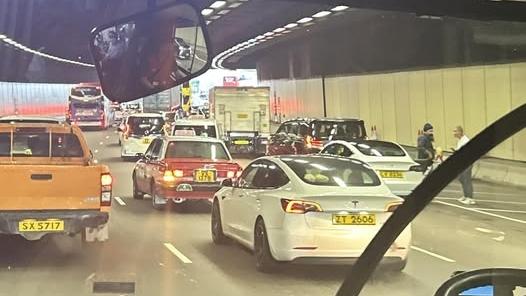 西隧半小時內發生兩宗車禍，引致交通阻塞。（fb「屯門公路塞車關注組」圖片）