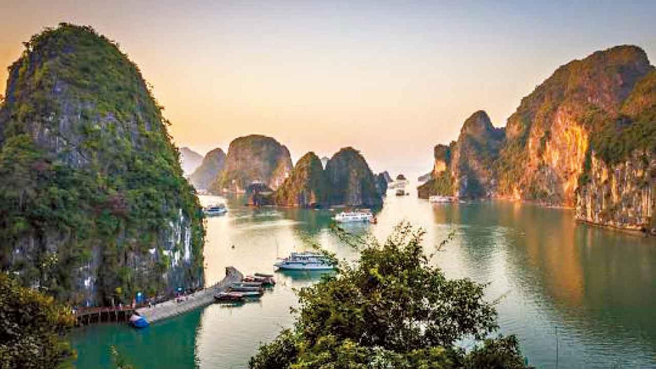 跨過中越邊境到訪新興城市芒街 暢遊世界自然遺產下龍灣