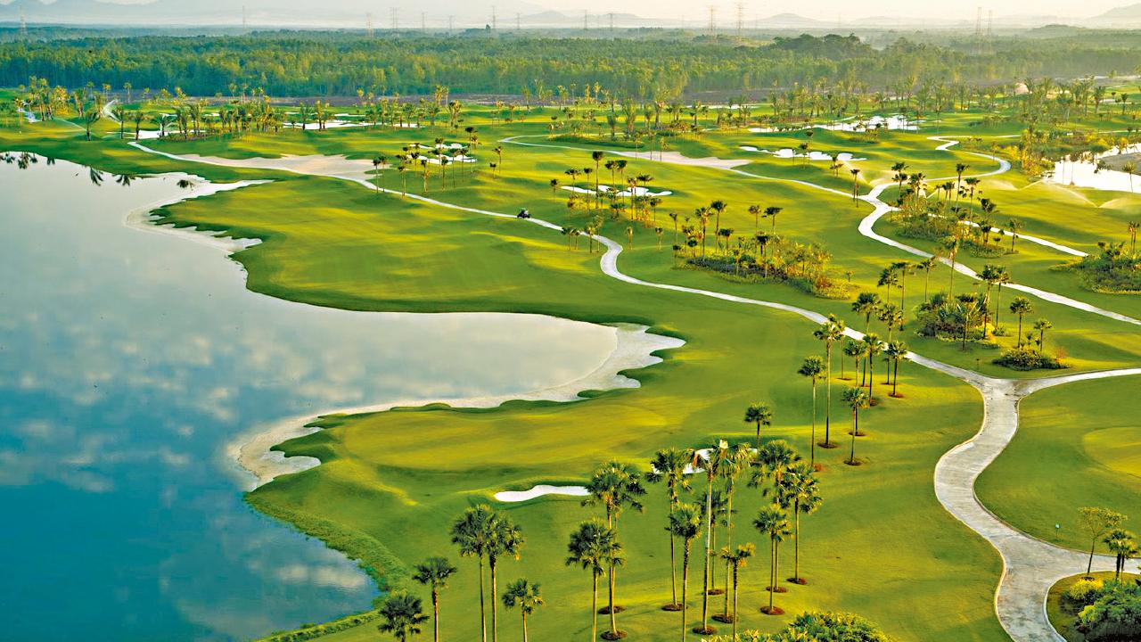 海外/大灣區樓市資訊｜頂級高球場 添移居誘因 新山香港星洲 三地大比併