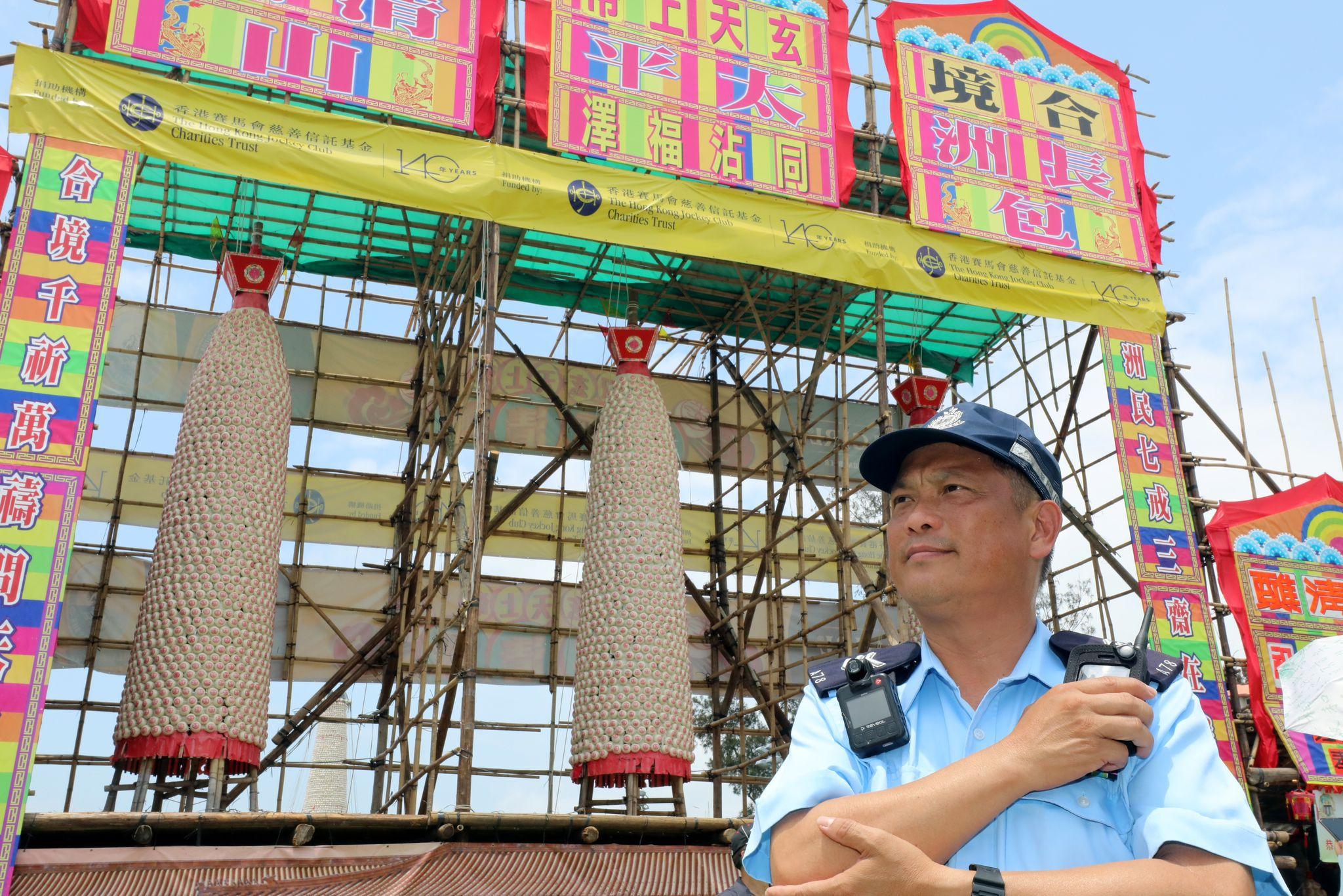 作為土生土長的長洲人，輔警警長關以銓對島上的人和事瞭如指掌，故能更全面和有效地處理街坊的求助。(《警聲》提供)