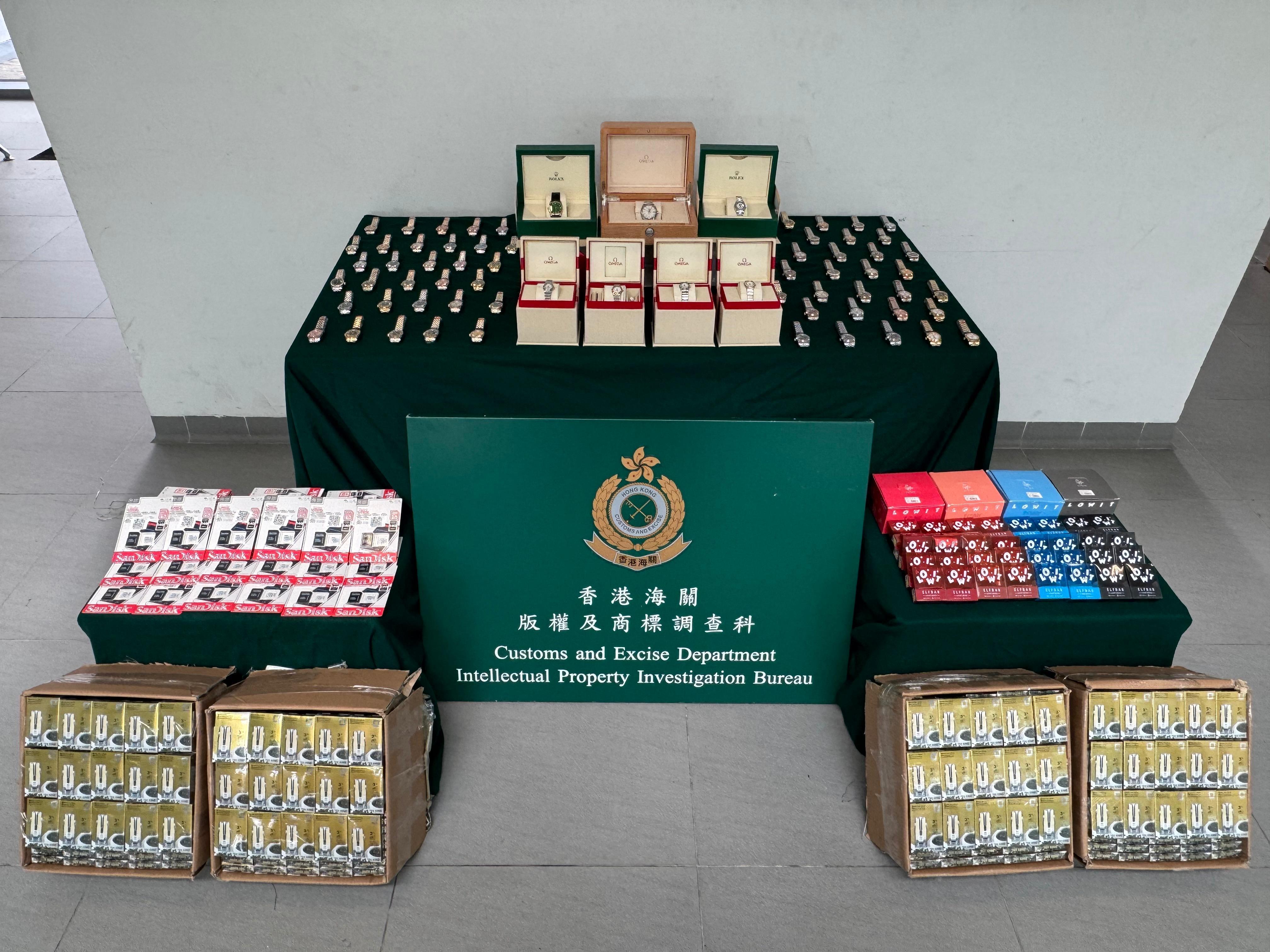 圖示檢獲的懷疑冒牌貨物和另類吸煙產品。(政府新聞處)