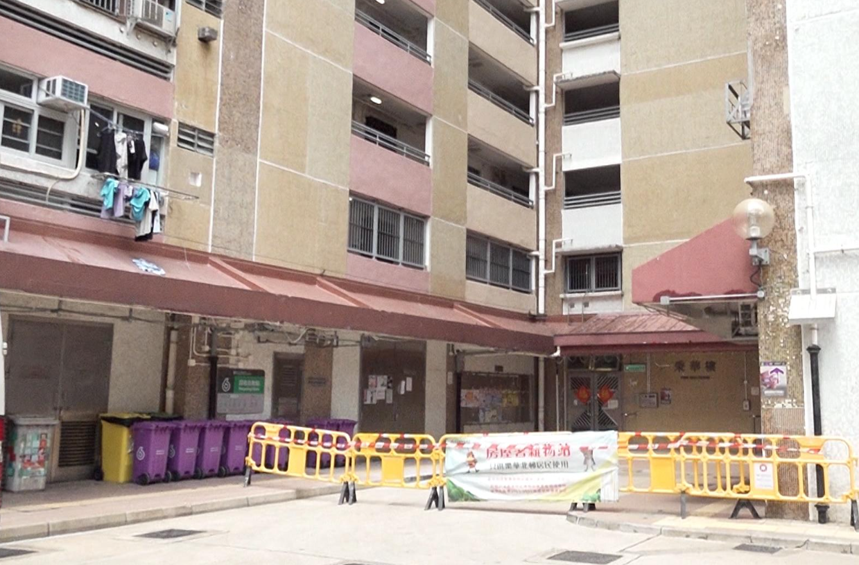 牛頭角樂華北邨一名女子早前被發現在單位內死亡，3歲女兒被留在屋內。（港台圖片）