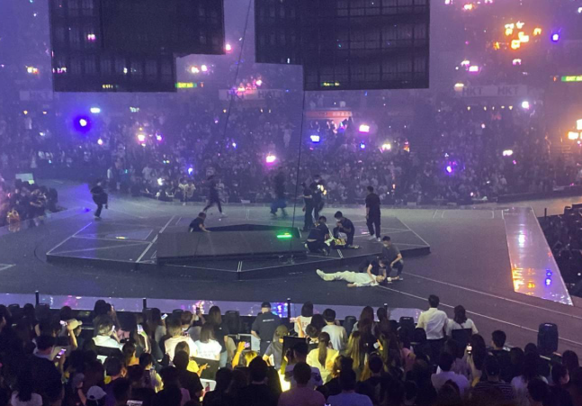 男團MIRROR於2022年7月舉辦的紅館演唱會，大型屏幕墜下導致舞蹈員受傷的案件，工程總承辦商「藝能工程有限公司」3名職員被控虛報屏幕等設備重量，今日(30日)在區域法院被裁定串謀欺詐罪罪名不成立。 