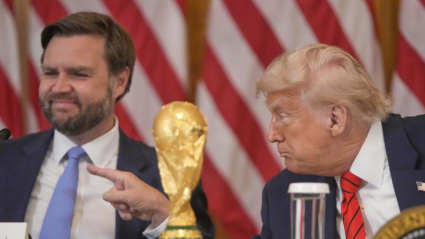 特朗普與萬斯在白宮與國際足協的世界盃小組見面。(美聯社)