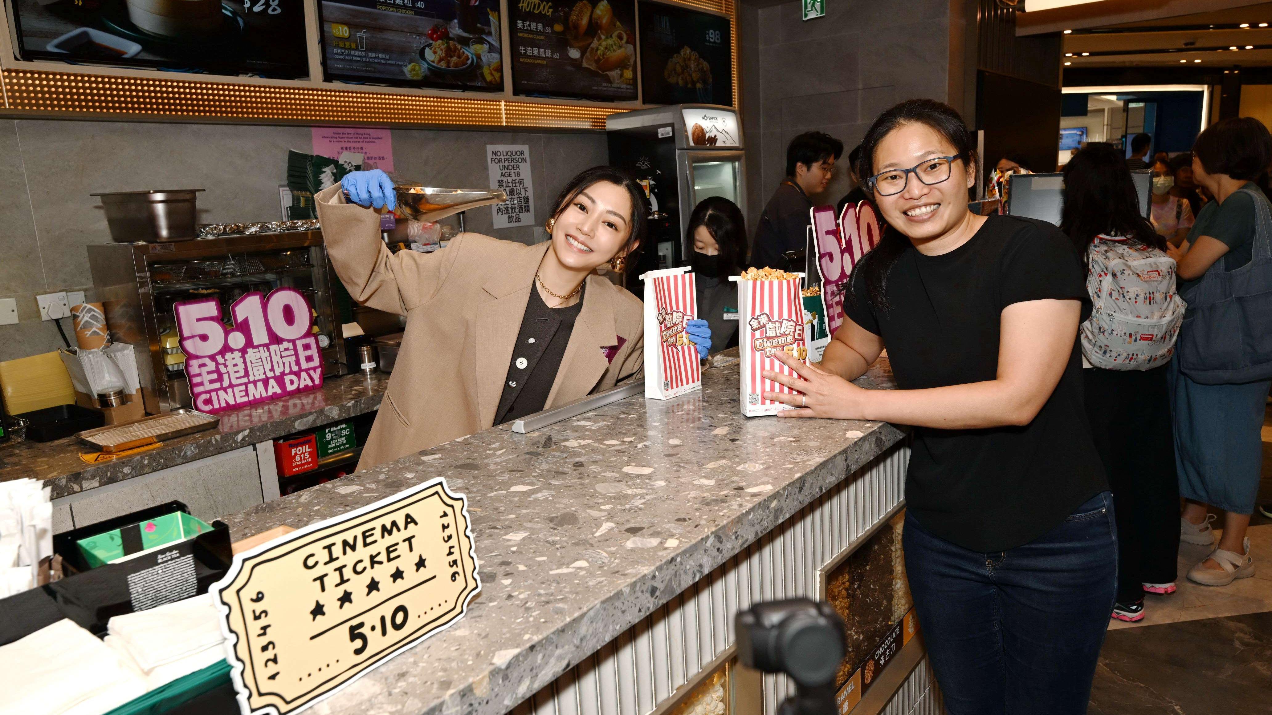 全港戲院日戲票今天起預售到處現人龍 衛詩雅走訪多間戲院答謝市民