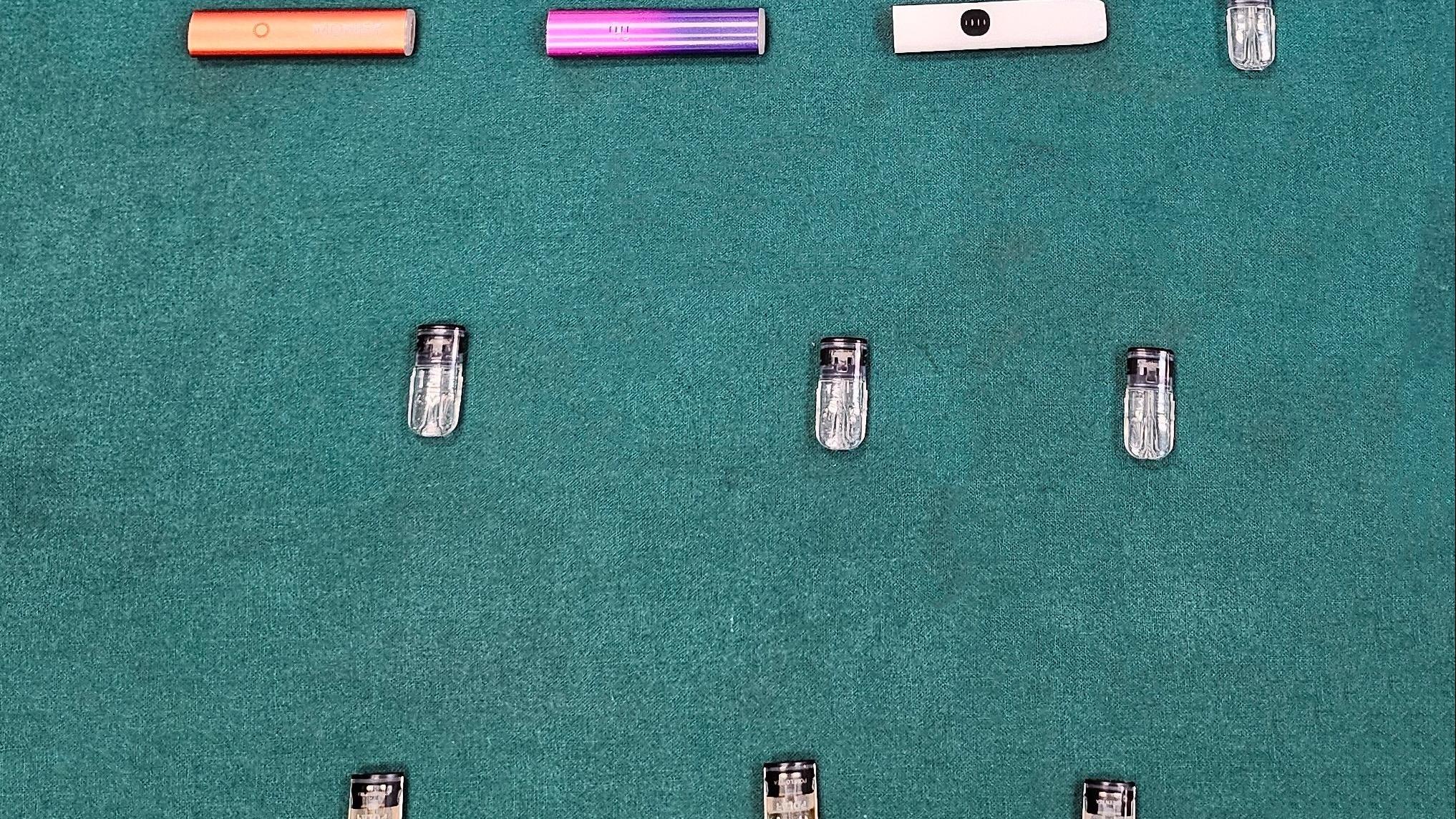 女子身上藏有7粒懷疑「太空油毒品」煙彈和3支電子煙裝置。