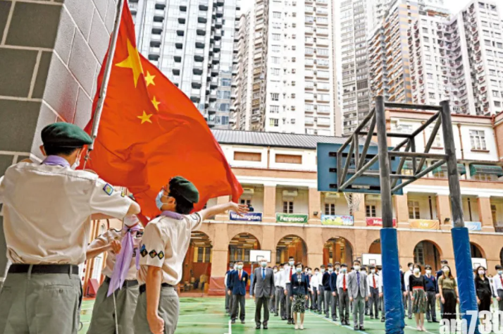 教育局更新適用於中小學的《香港國家安全教育課程框架》，強調國安教育需以整體角度，全盤理解及維護國家整體安全，突出「大安全」概念，學校要以總動員方式落實國安教育，聯繫學校課程和國安教育元素，與《中華人民共和國愛國主義教育法》對接。