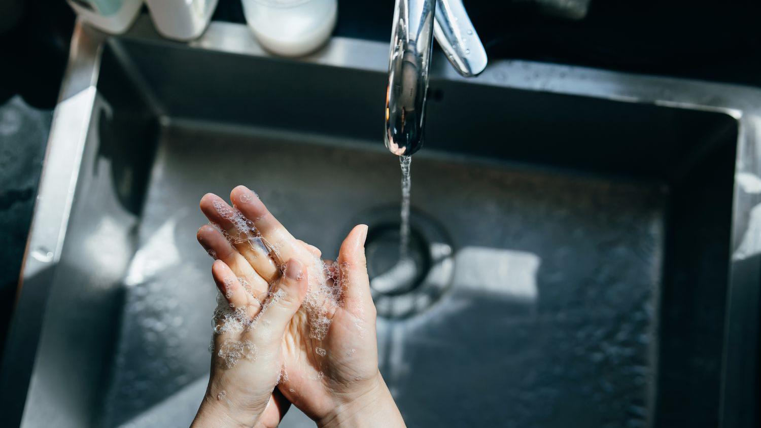 使用肥皂進行手部衛生，能去除95%以上的細菌和病毒，比酒精搓手更有效。