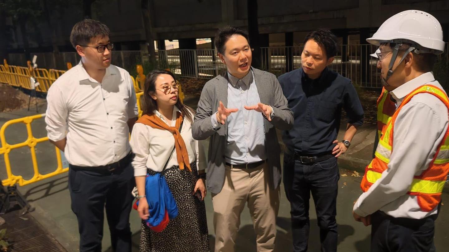 屯門公路爆水管，周浩鼎（中間）倡善用科技檢察水管減低全區停水風險
