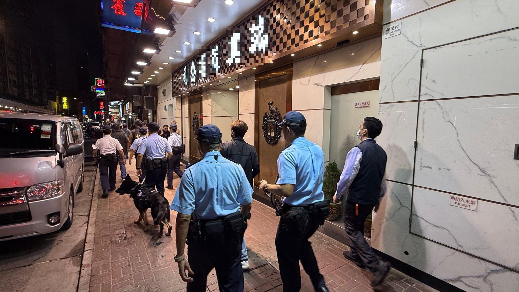 警旺角反罪惡巡12處所，55歲通緝女子被捕。(警方圖片)