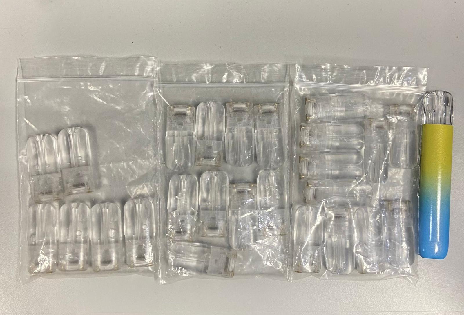 蘇屋邨14歲男童房內藏8300元「太空油」煙彈，父大義滅親報案。(警方圖片)