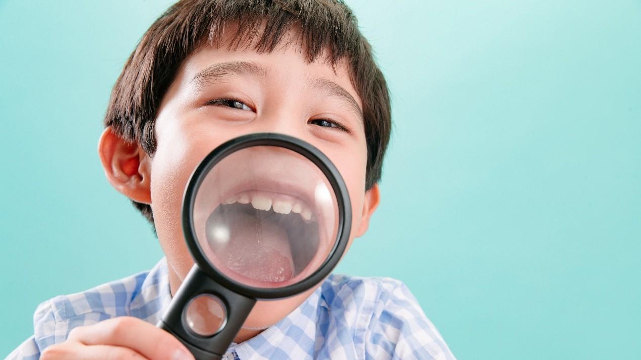 牙縫變黑就是蛀牙？破解家長常見的牙縫清潔迷思 