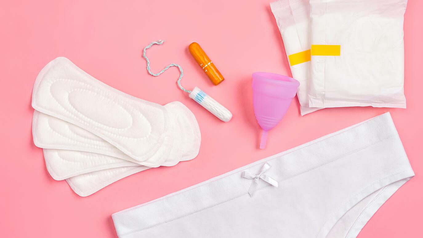 新竹國泰醫院婦產科張瑜芹醫生說明，女性在經期間使用衛生巾時，如果因質料問題長時間摩擦外陰部，或是衛生巾不透氣導致悶熱，都可能引發外陰部紅腫與癢等不適症狀。