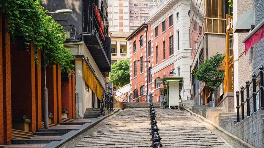 香港街道故事｜中環砵甸乍街鋪石板路有玄機　舊香港風情吸引電影取景