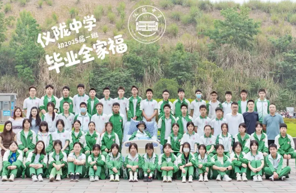 四川省一名15歲中三學生罹患癌症，惟病情急劇惡化需躺在病床，班上同學決定全部到醫院陪他提早拍攝畢業團體照，令人惋惜的是拍完合照後，隔天這名同學因病重去世。