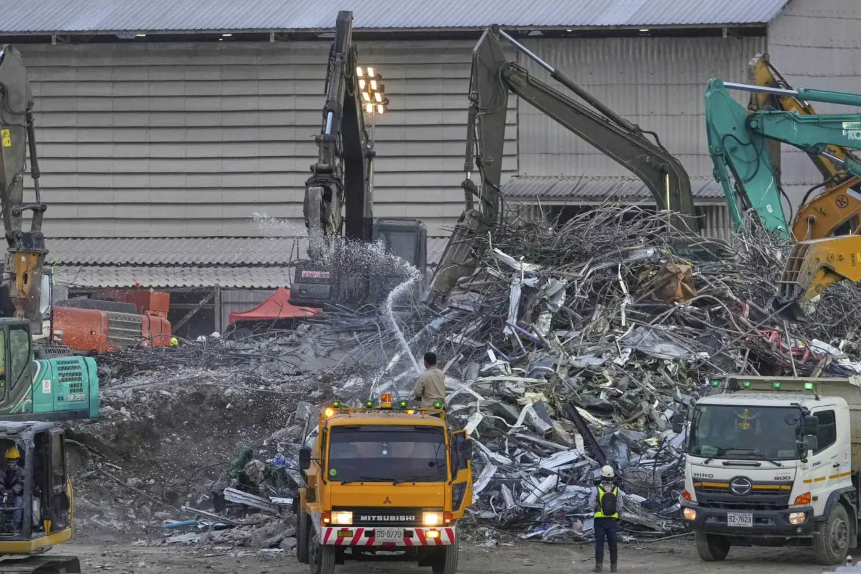 泰國首都曼谷3月受緬甸7.9級大地震波及，令興建中的30層高政府審計署新辦公大樓倒塌，是當地唯一倒塌的建築物。（美聯社資料圖片）