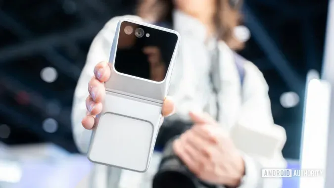 Galaxy Z Flip概念機海外曝光搶眼　Cyberpunk風格細摺一理由終被淘汰