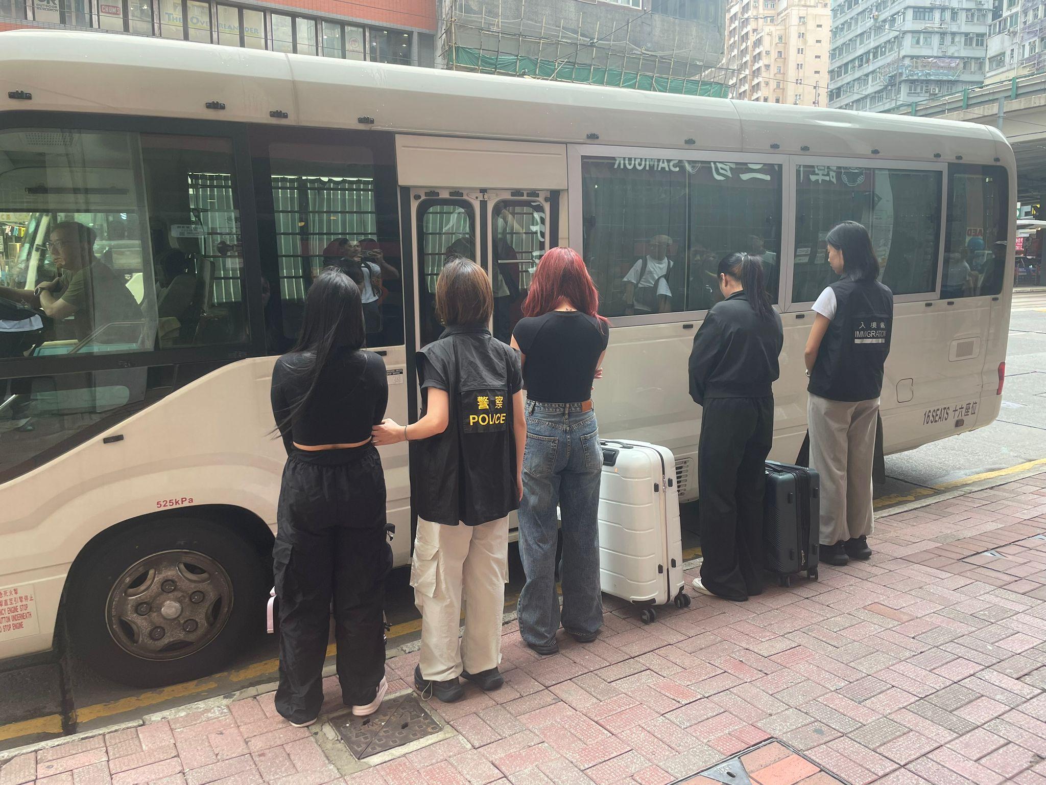 跨部門灣仔掃黃拘9女，最老47歲。(警方圖片)