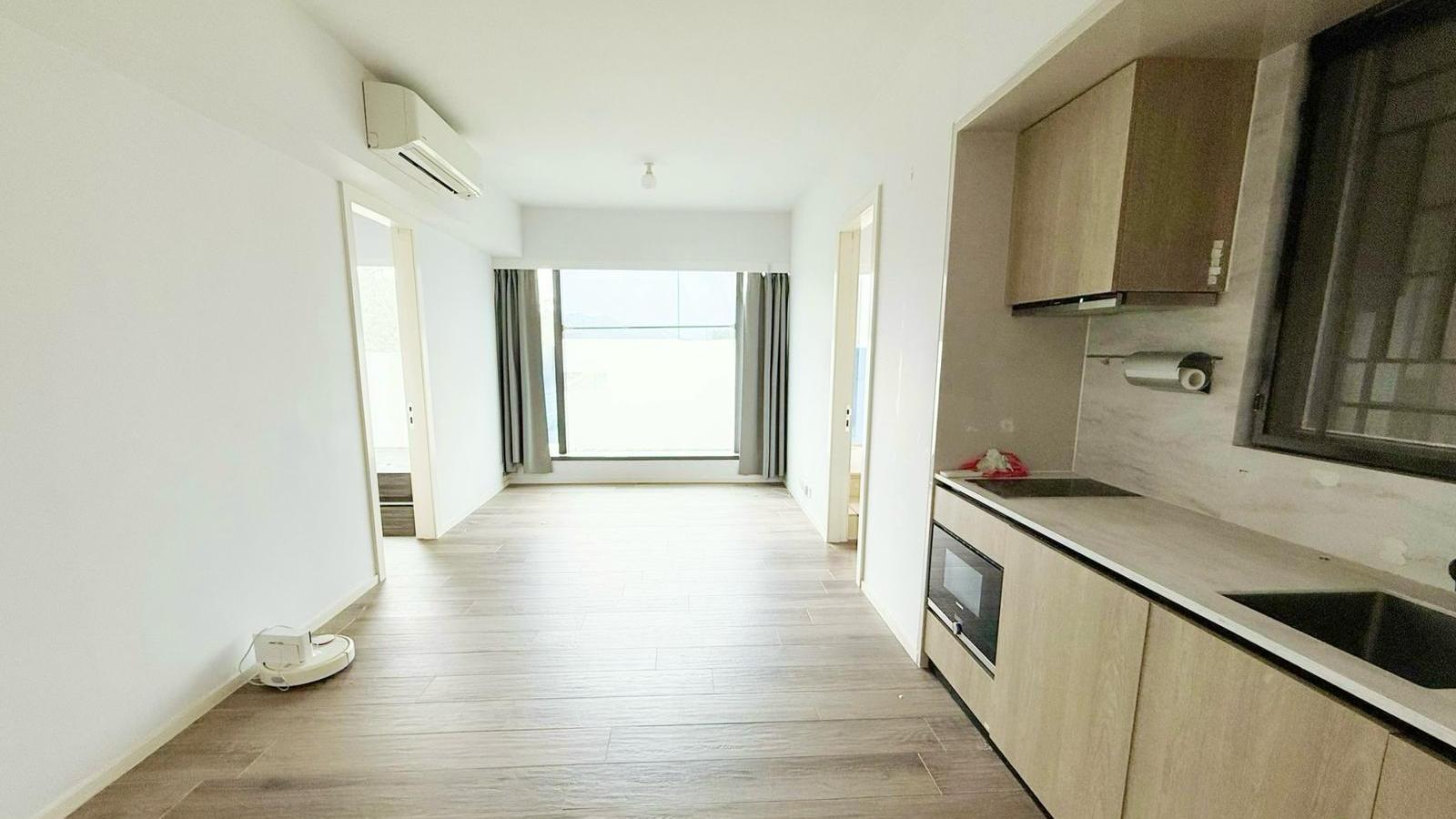 長方形大廳連開放式廚房設計，空間闊落。(代理提供)