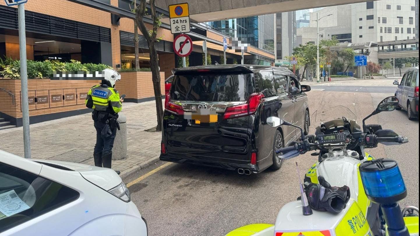 警方在區內多個交通黑點採取執法行動。