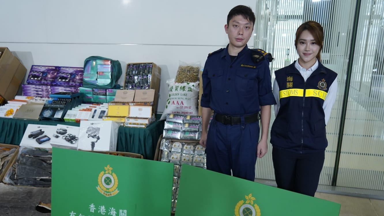 海關截赴澳門走私船，檢逾2800萬元魚翅海味等貨物。(歐迪栢攝)