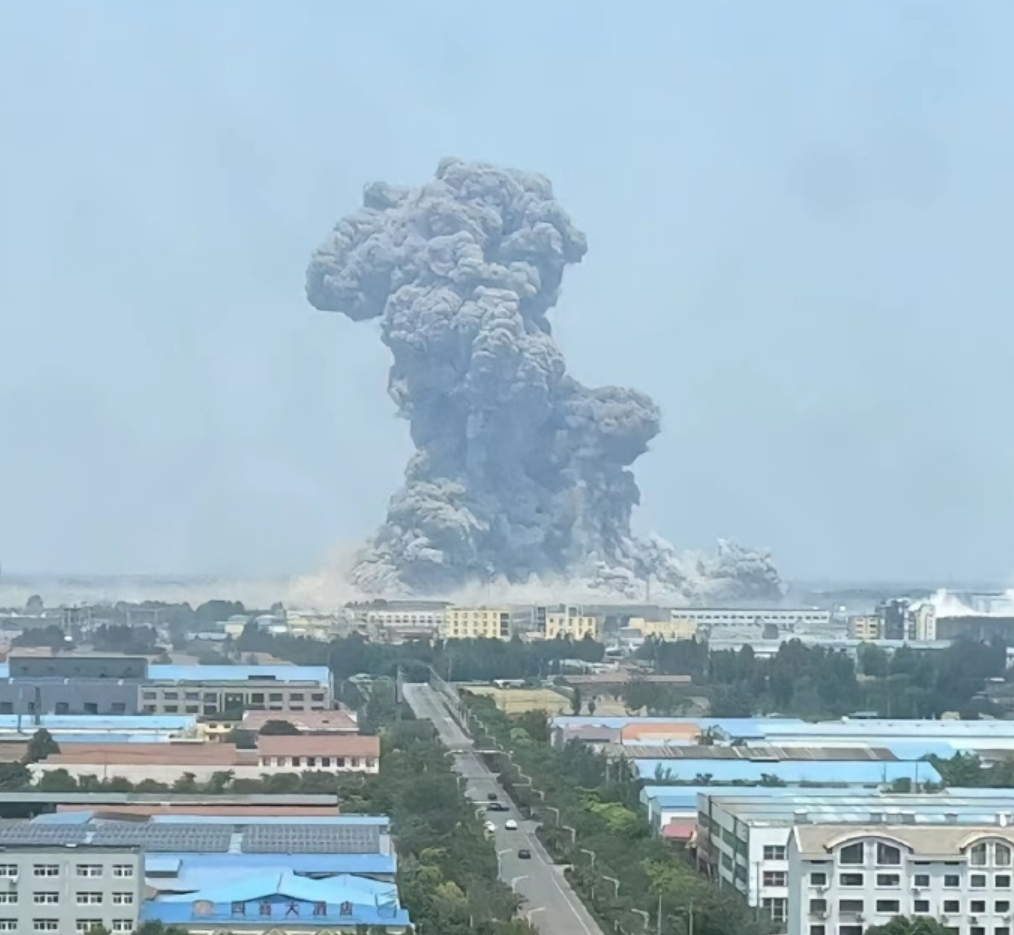 山東省濰坊高密市有化工廠發生爆炸，社交平台有照片顯示懷疑爆炸現場冒出「蘑菇雲」，當局正全力組織救援救治。(網上圖片)