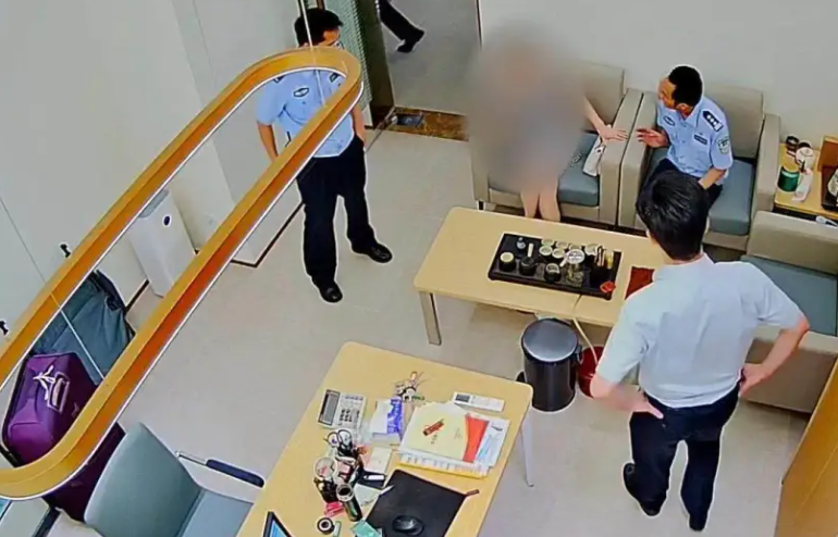 廣東省肇慶市一名女子近日遭遇網戀詐騙，從銀行取出500萬元人民幣（約543萬港元）現金，準備按任職「香港高管」的網戀男友指引，線下速遞到香港買樓。銀行工作人員和民警及時勸阻她，保住她免受損失。