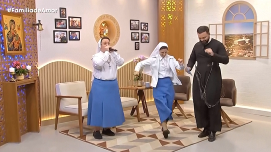 巴西卡西亞諾修女（左一）與瑪麗莎修女（中）一起上宗教節目，表演片段意外爆紅。（圖／美聯社）