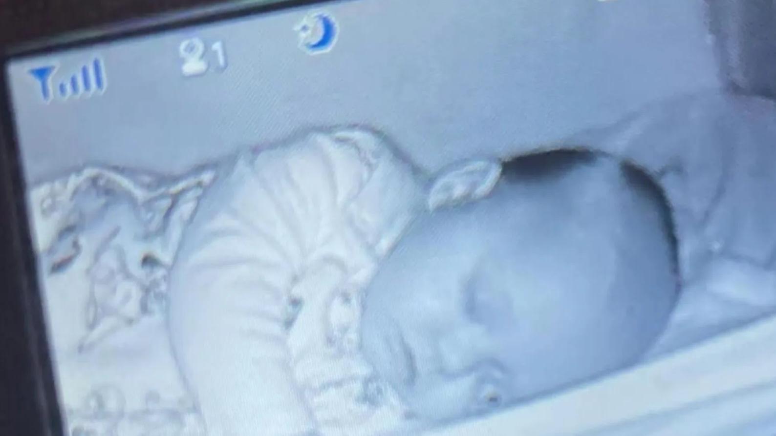 布萊克洛克把女兒睡覺的詭異畫面上傳TikTok，引發熱議。(互聯網)