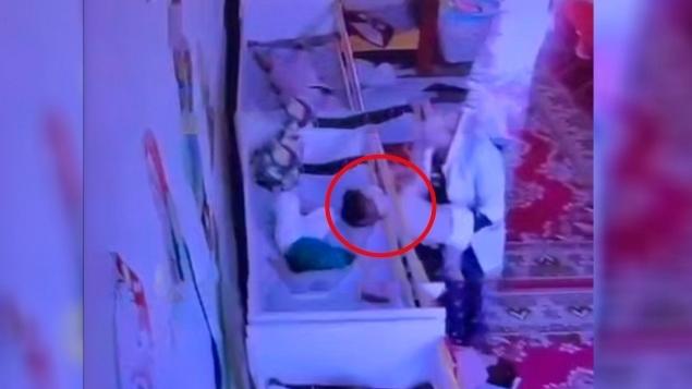 男童頭部卡在床圍中，女工發現後把推回床上救出。(互聯網)