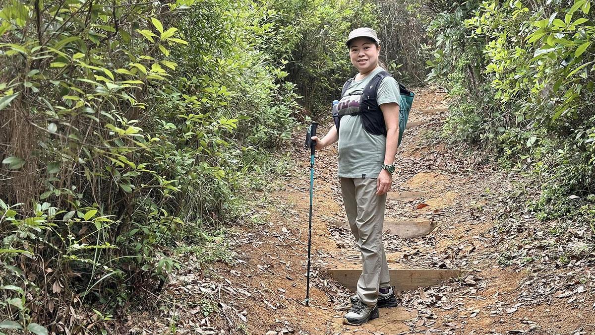 羅淑佩着綠色行山裝，手持綠色行山杖同孭住個綠色背囊去行大帽山。(羅淑佩FB)