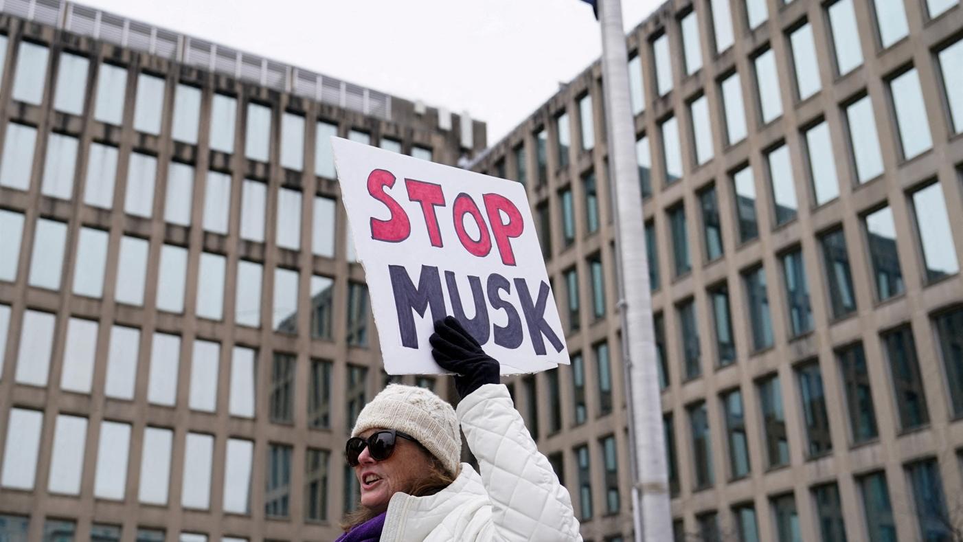 早前有民眾在華盛頓人事管理辦公室總部外抗議DOGE。(資料圖片)