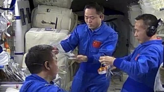 太空人在進行採樣。（圖/翻攝《央視》）