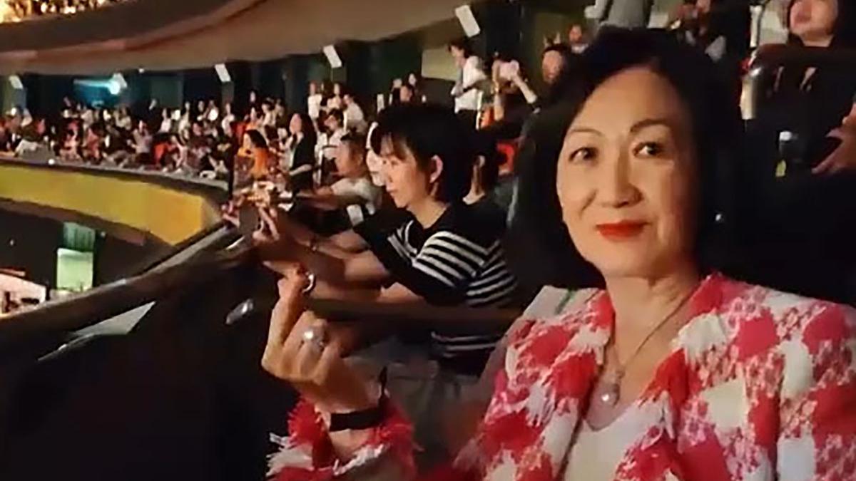 葉劉開場前喺看台擺出心心手勢。(葉劉淑儀IG)