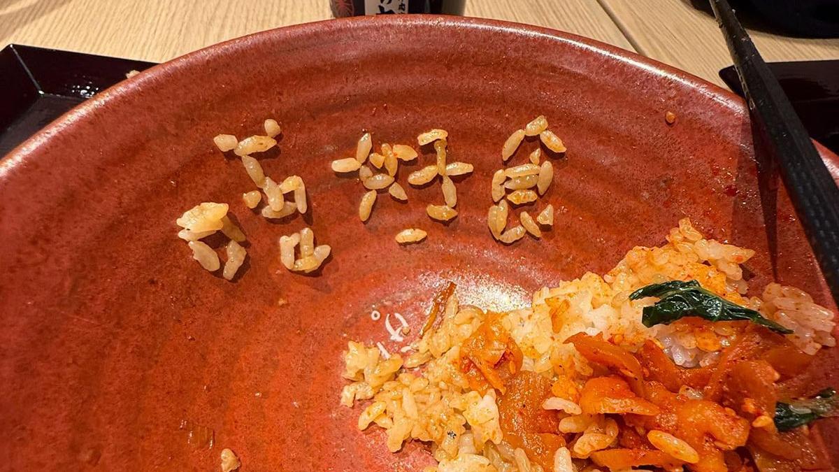 有網民覺得餐廳的食物質素有待改進，遂在飯碗上即時留食評作無聲抗議。(Threads截圖) 