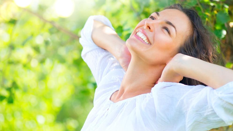 正能量心理學專家Jessica Weiss指，科學家發現「金錢絕對可以買到快樂」，研究顯示，策略性消費絕對可以提升快樂指數。(互聯網)