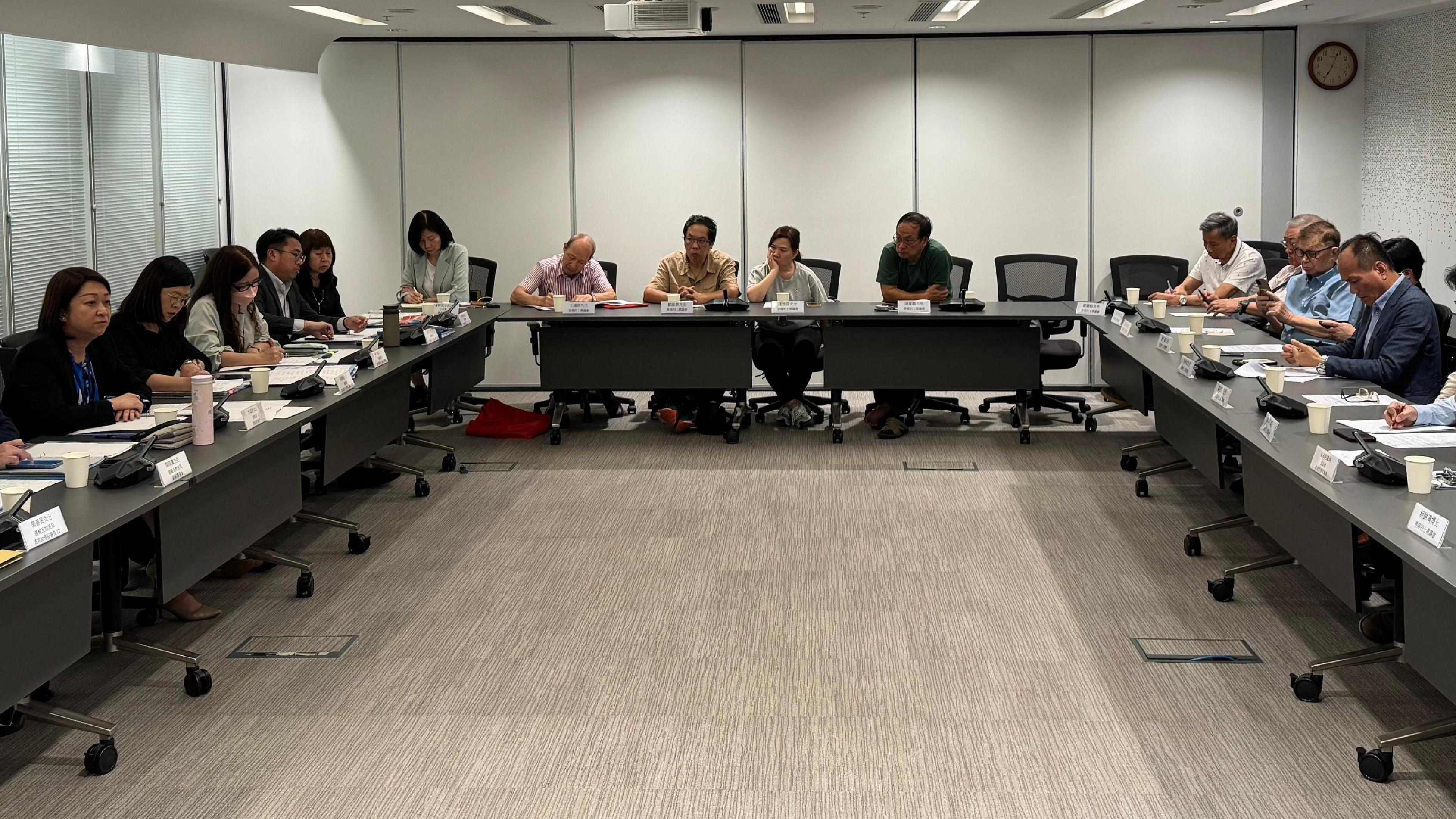 運輸署與的士業界代表會面。