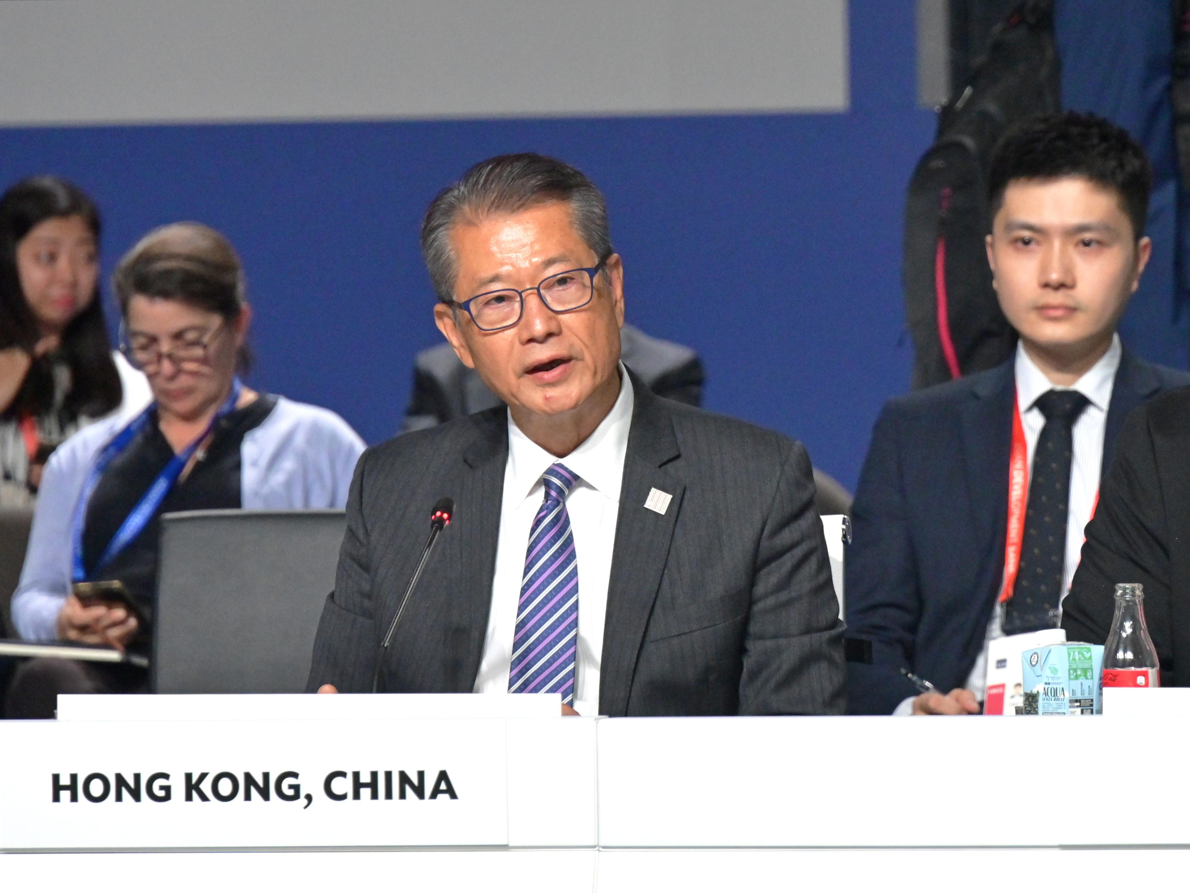 財政司司長陳茂波昨日（米蘭時間五月五日）繼續在意大利米蘭出席亞洲開發銀行第五十八屆年會。圖示陳茂波在年會的業務會議上發言。