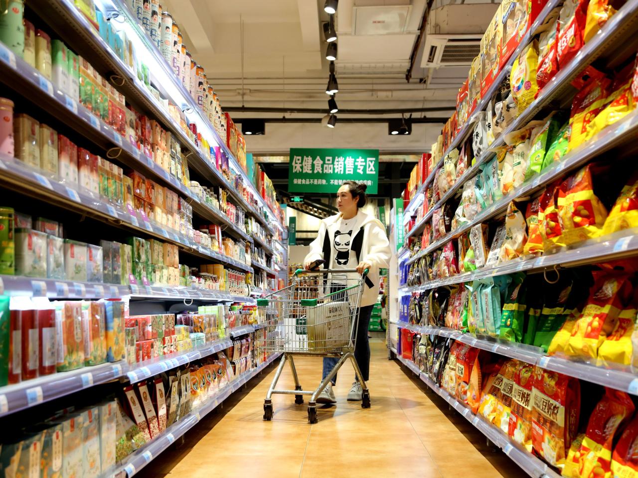 國家統計局公布，內地4月社會消費品零售總額按年增長5.1%，增幅低過市場預期的5.5%，亦低過3月的增幅5.9%。 (新華社)