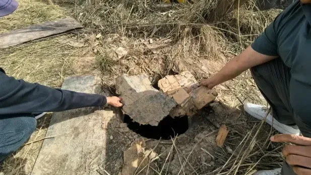 女大生為撿手機不慎掉進化糞池溺斃。（圖／翻攝《大風新聞》）