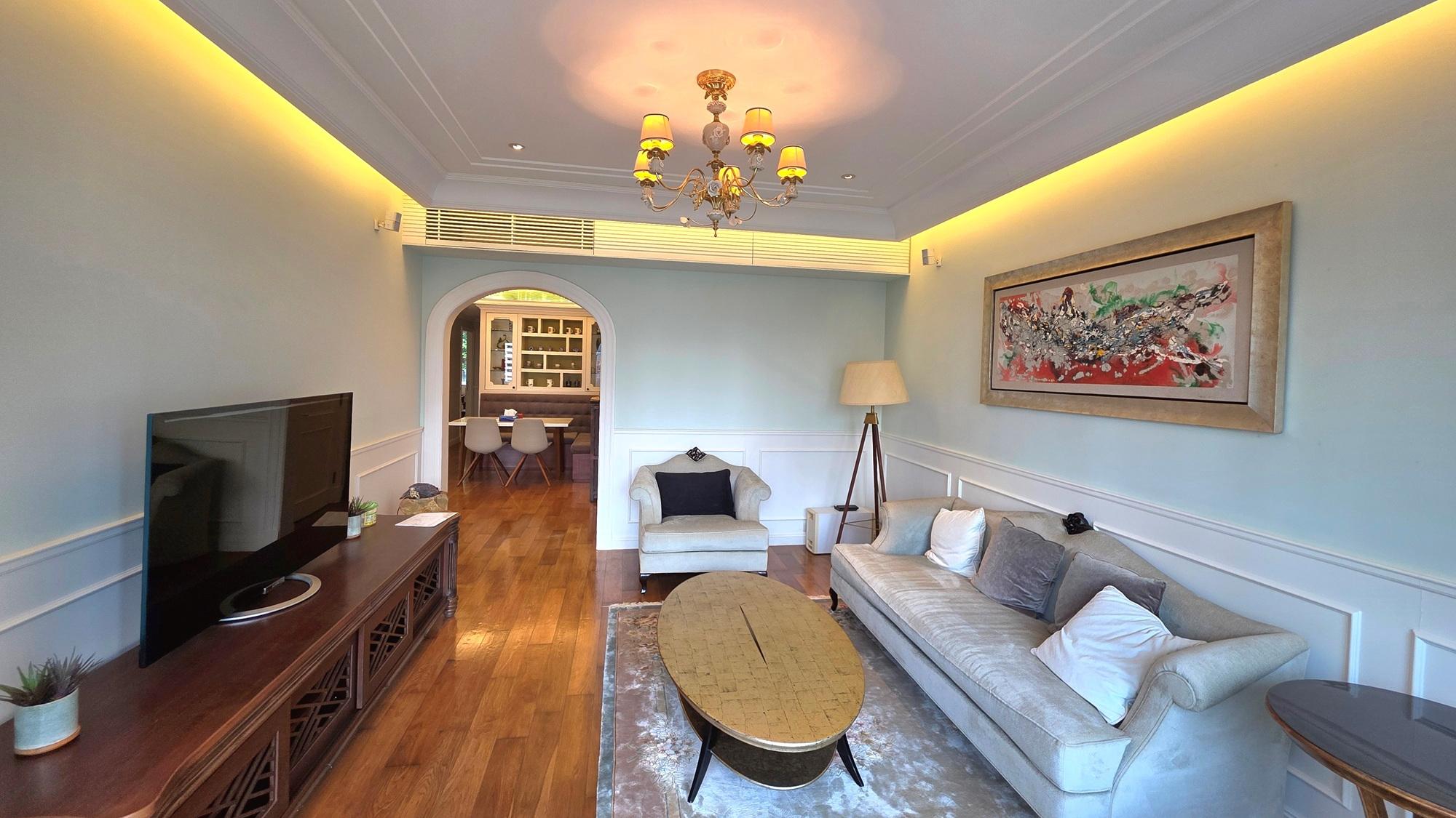 單位客飯廳中間以拱門作分隔，帶來西式住宅的優雅氛圍。