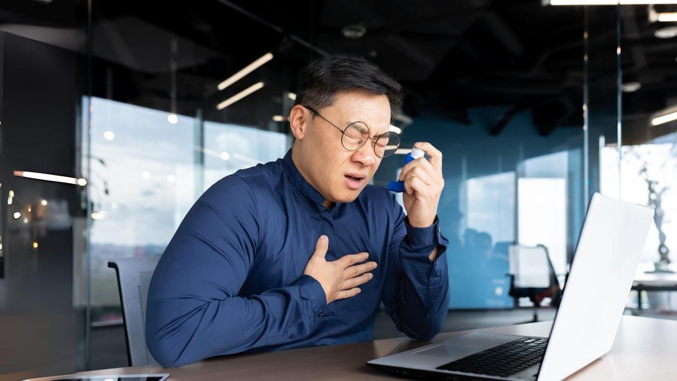 哮喘是一種慢性疾病，即使沒有症狀，氣管內仍可能存在過敏性發炎，需要長期使用含有類固醇的吸入劑進行控制，才能有效降低發作風險。