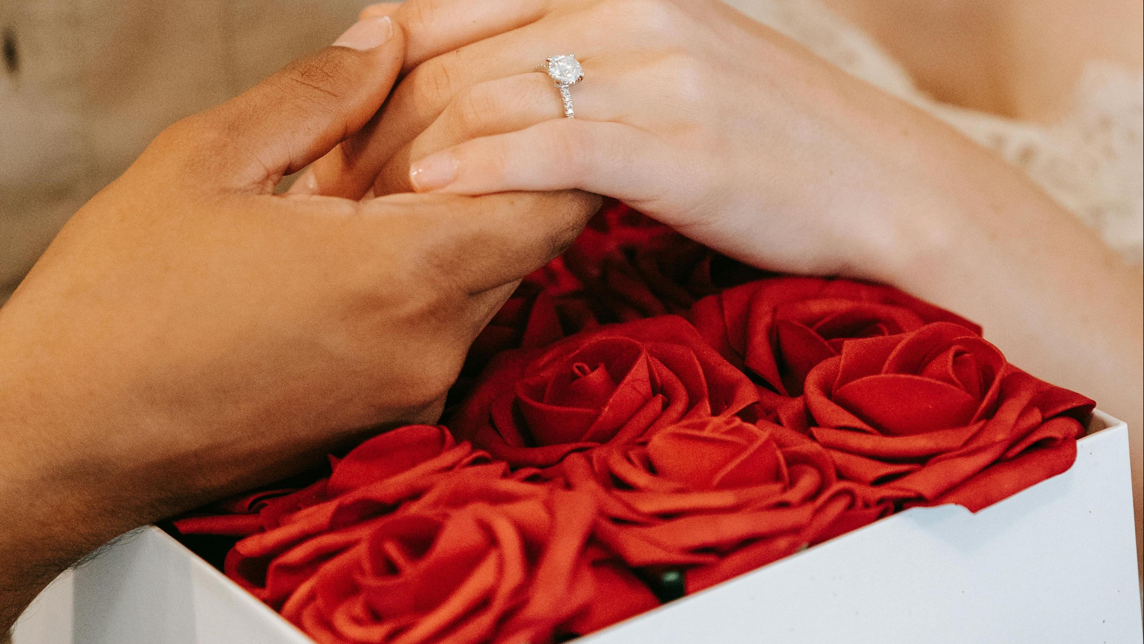 閨蜜男友餐廳求婚邀請朋友出席，事後竟要求夾錢