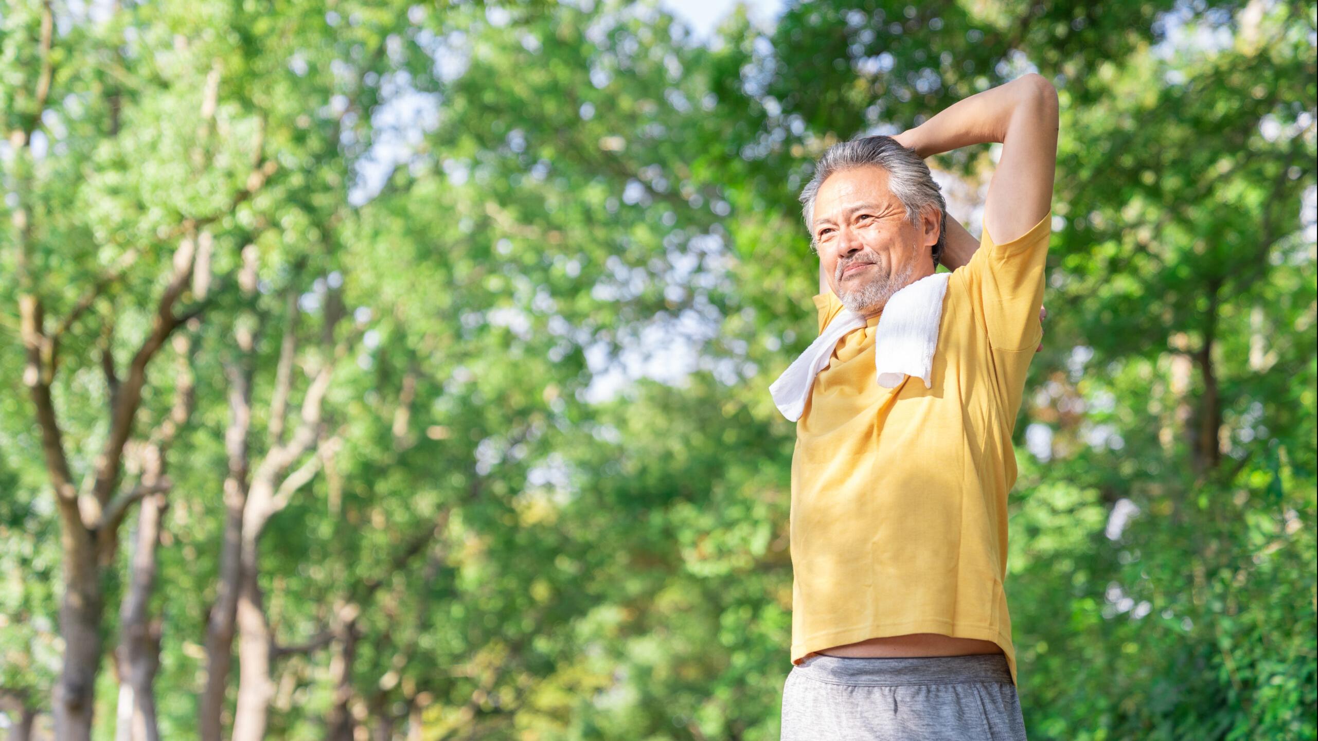 想預防骨質疏鬆，日常保健很重要，均衡飲食，攝取足夠鈣質、維生素D，多曬太陽幫助吸收，養成規律運動習慣，減少久坐與吸煙	、喝酒等不良生活習慣，並避免過勞及情緒波動。