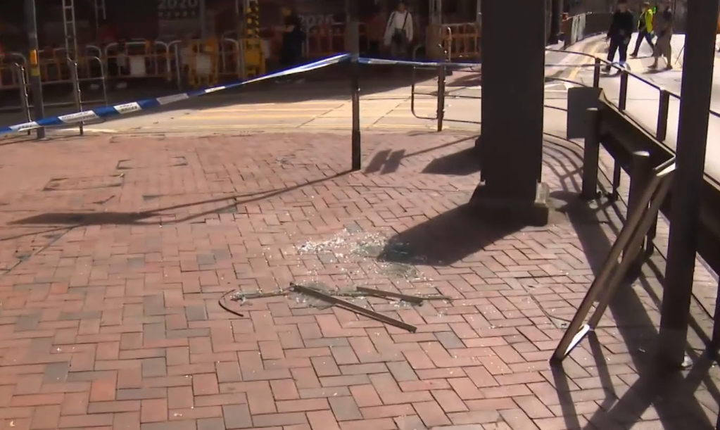 北角一個鋁窗由高處墮下，碎片割傷一名68歲途人，一名64歲男子涉嫌容許物件從高處墮下被捕。(有線新聞畫面)